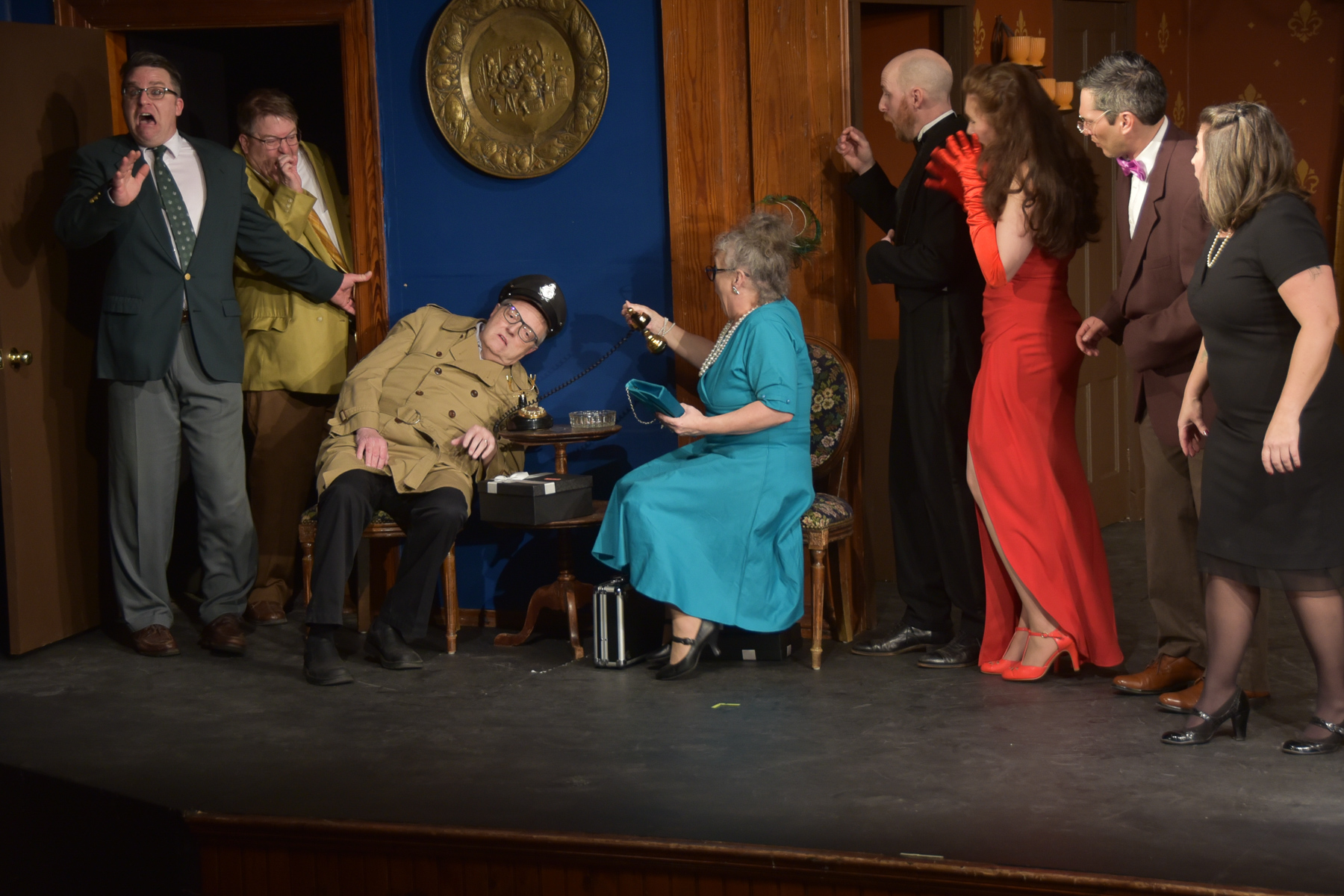 The guests and Wadsworth discover one of many victims